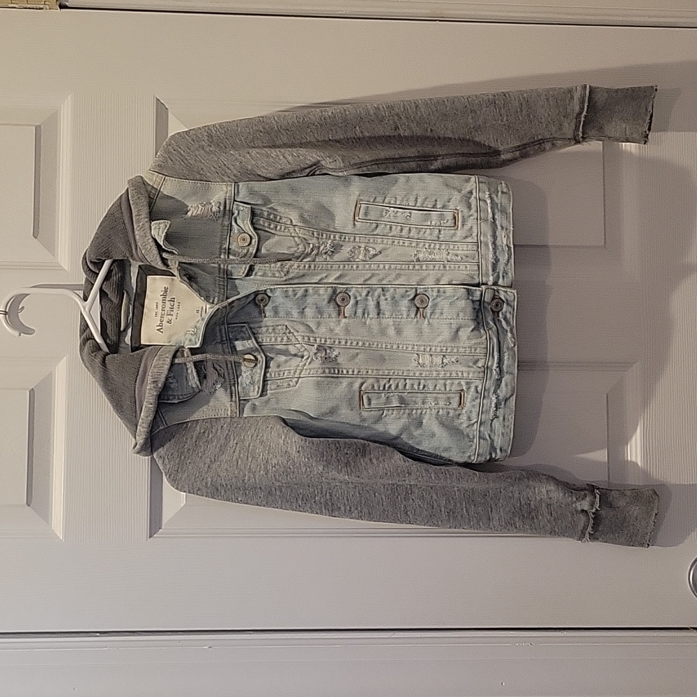 Abercrombie & Fitch distressed hooded jean jacket